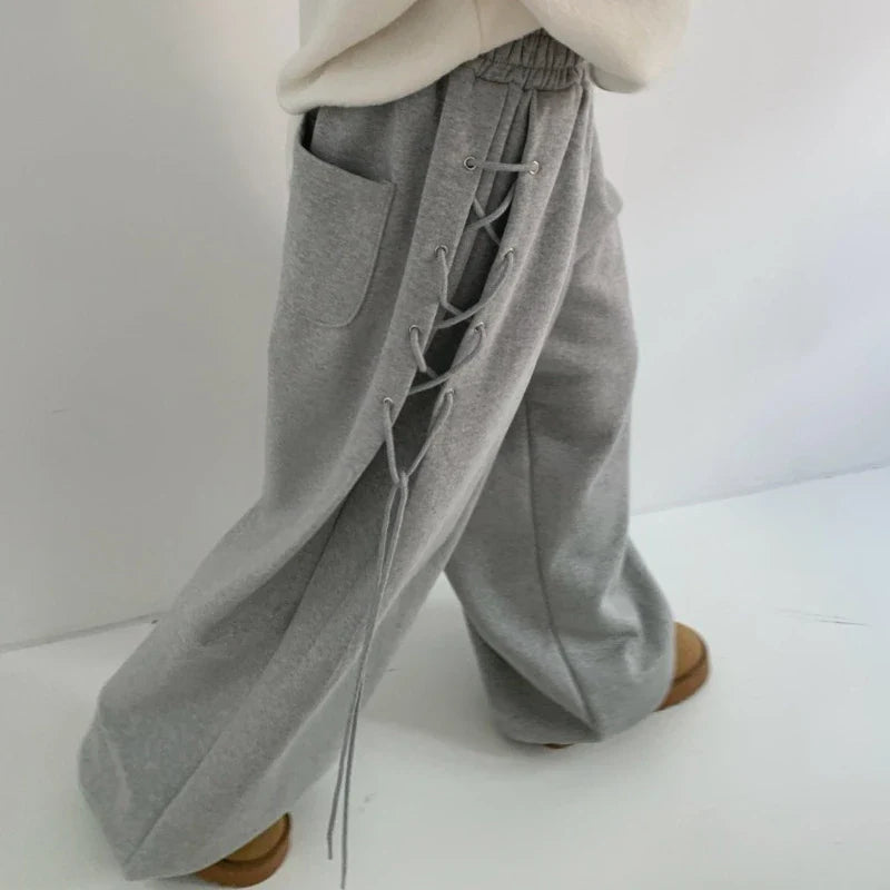 Jogginghose mit Schnürung und Ösen sowie Kordelzug