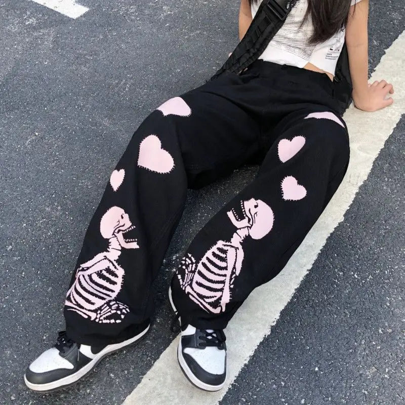 Weite Hose mit Totenkopf- und Herzchenmuster