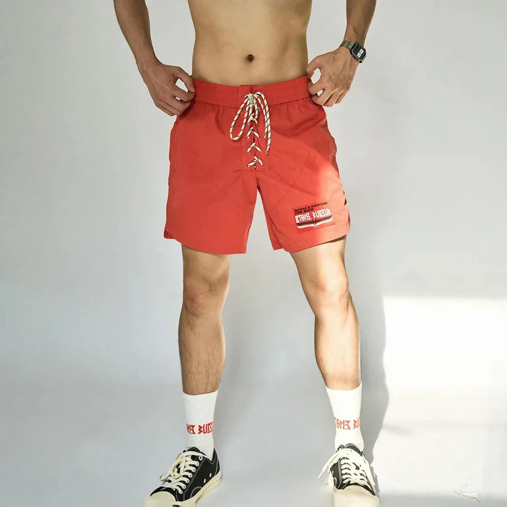 Coole Shorts mit gekreuzten Trägern im Schritt