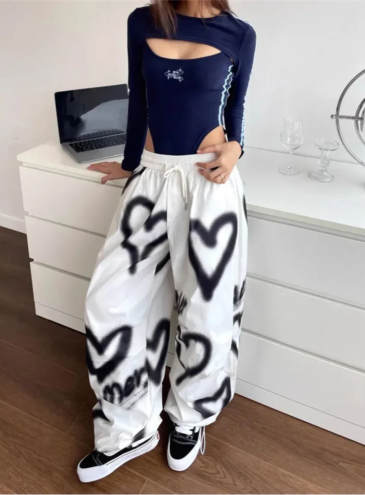 Elastische Jogginghose mit hohem Bund und Herzchenmuster