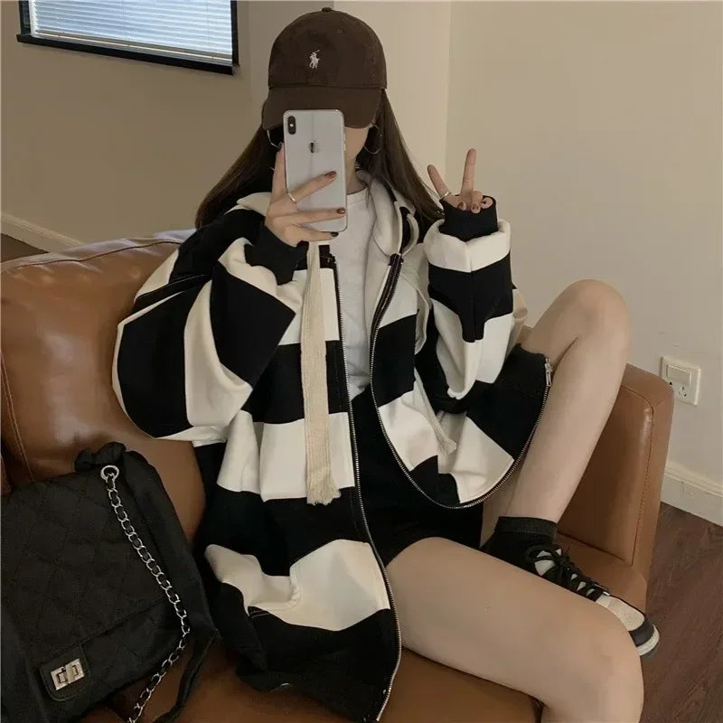 Stylischer, gestreifter Kapuzenpullover im koreanischen Stil mit lockerer Passform