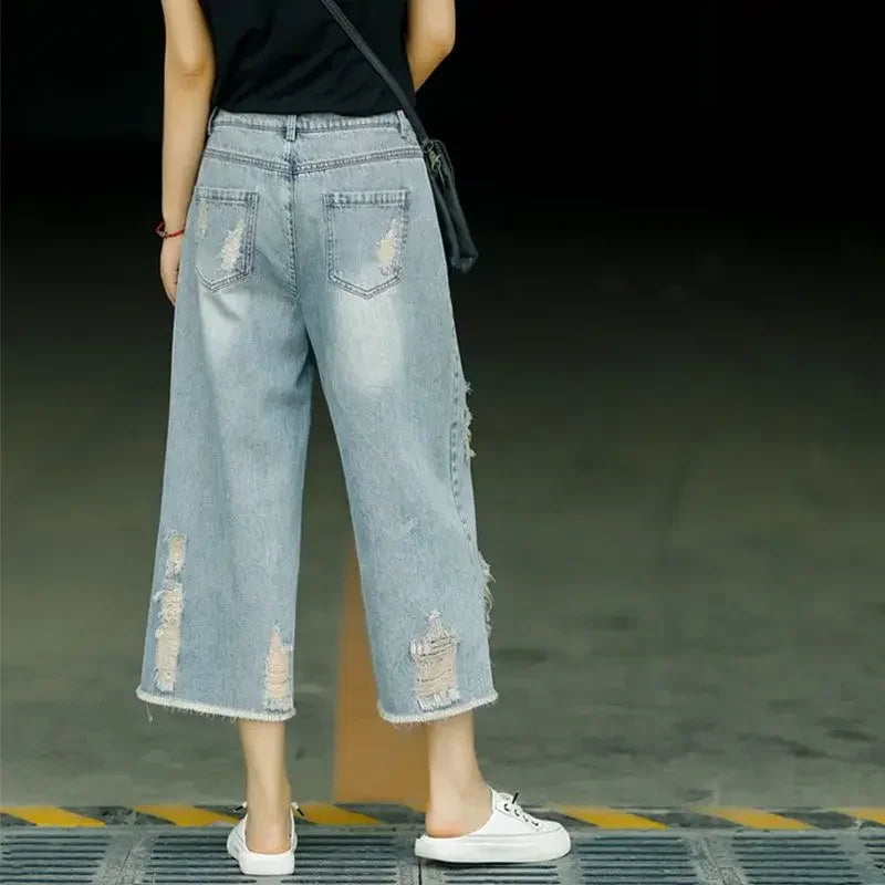 Hochgeschnittene, zerrissene Capri-Shorts
