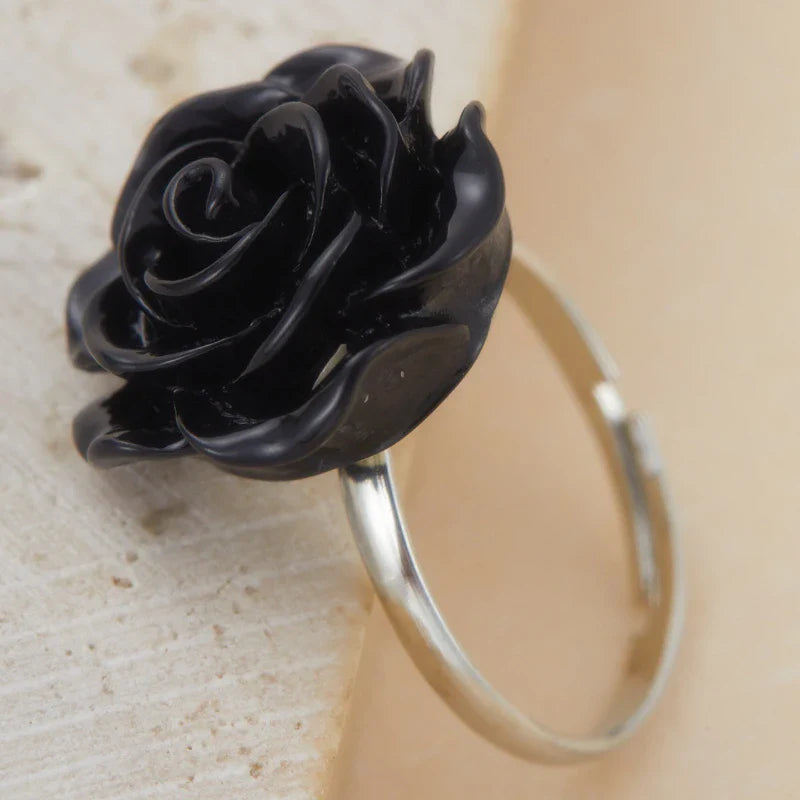 Verstellbarer Ring mit schwarzer Rosenknospe