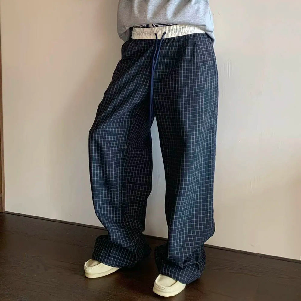 Amerikanische Jogginghose mit kontrastierendem Karomuster und geradem Bein