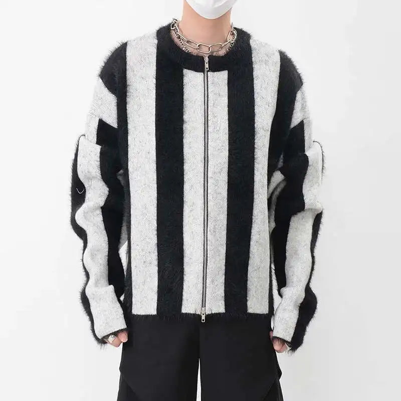 Strickpullover mit kontrastierenden Streifen.