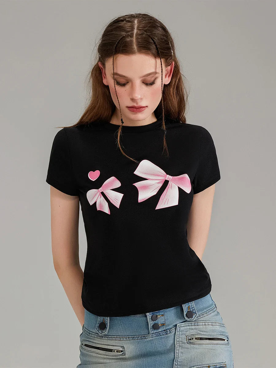 Kurzarm-T-Shirt mit weichem Griff und Schleifenprint, schmale Passform