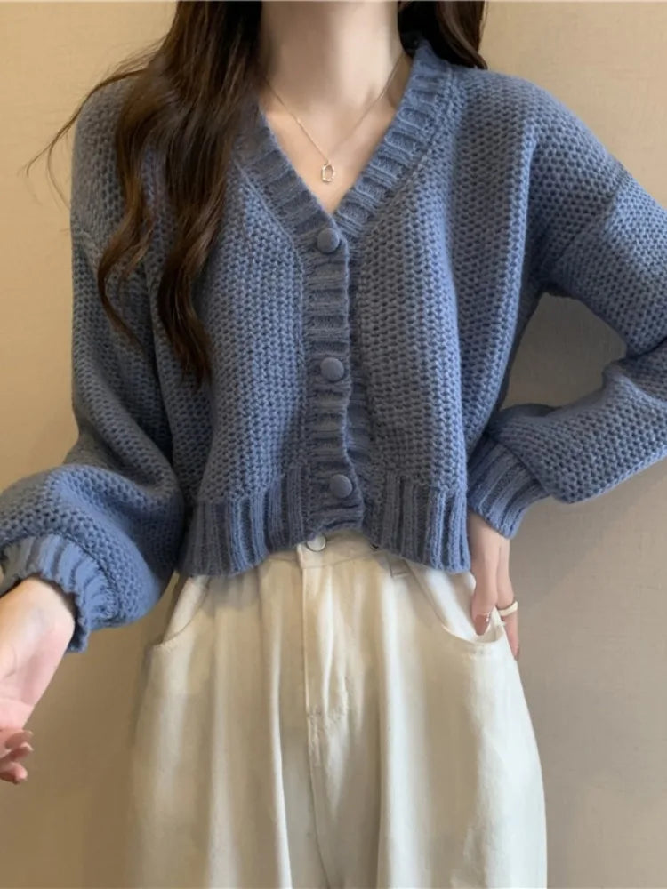 Weicher, gestrickter Mädchenpullover mit Knöpfen