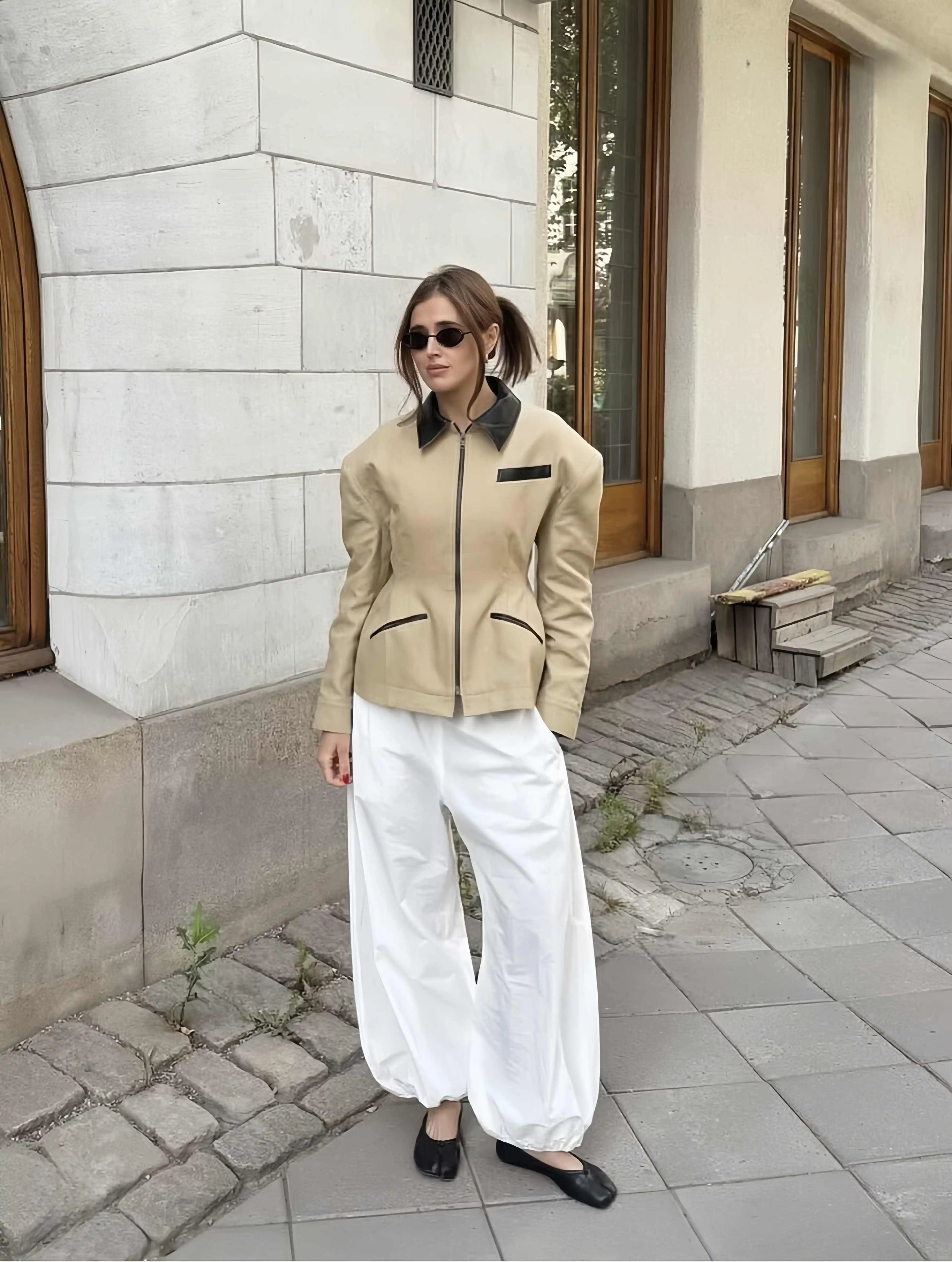 Minimalistische Patchwork-Lederjacke mit kurzen Ärmeln