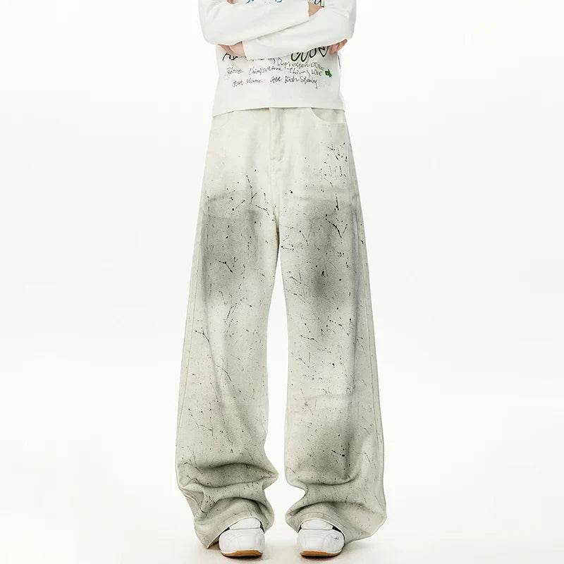 Weiße, locker geschnittene, gerade geschnittene Jeans mit Batikmuster.