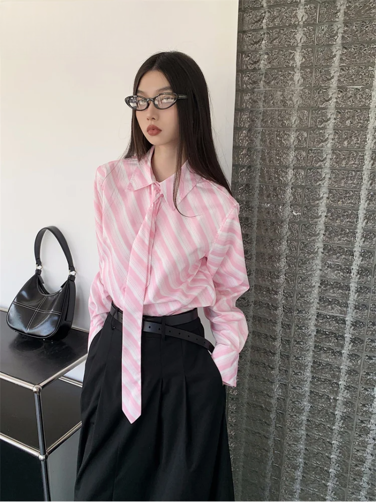 Chemise rose à rayures boutonnée pour femme