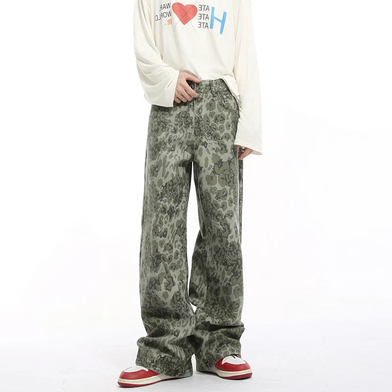 Lässige Leopardenjeans im amerikanischen Hip-Hop-Stil