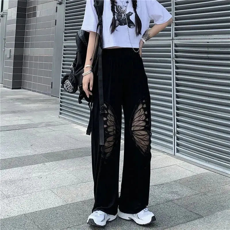 Weite Hose mit schwarzem Schmetterlingsstickmuster