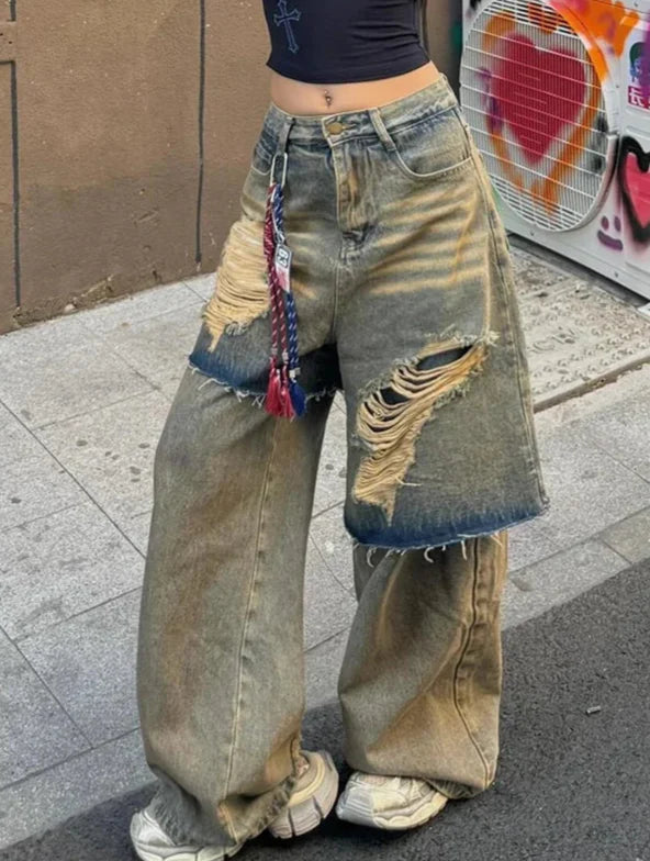 Trendige Punk-Jeans mit sexy Rissen und Fake-Doppellagen-Optik