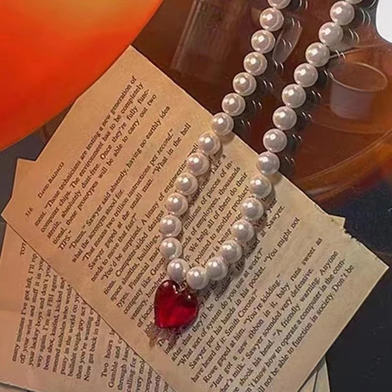 Collier ras du cou en perles rouges en forme de cœur audacieux