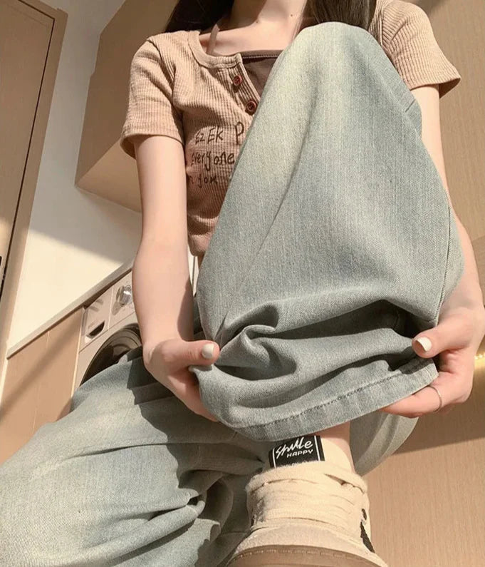Lässige Sommerjeans mit weitem Bein und hohem Bund