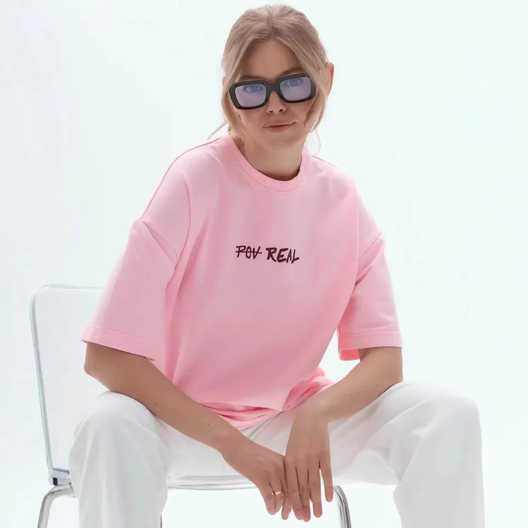 Süßes T-Shirt im russischen Retro-Stil mit Herzbuchstaben