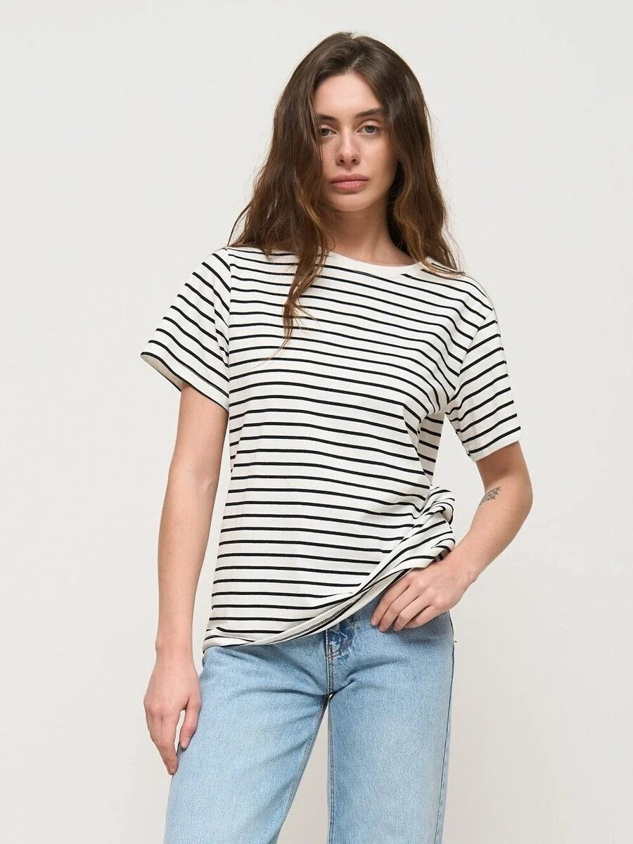 Gestreiftes, kurzärmeliges Strick-T-Shirt für den Sommer