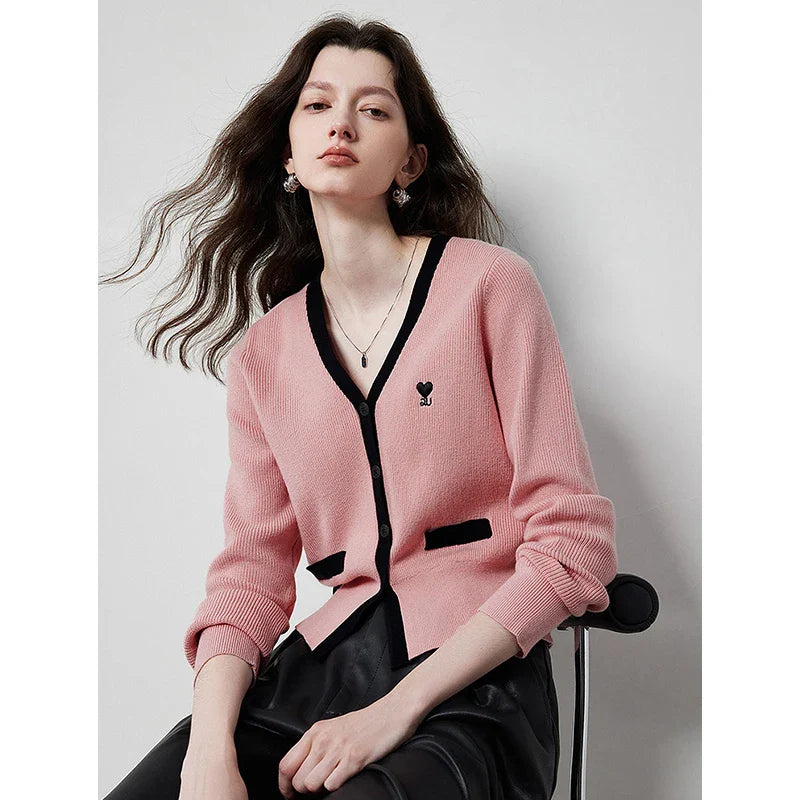 Strickjacke mit V-Ausschnitt und schmaler Taille