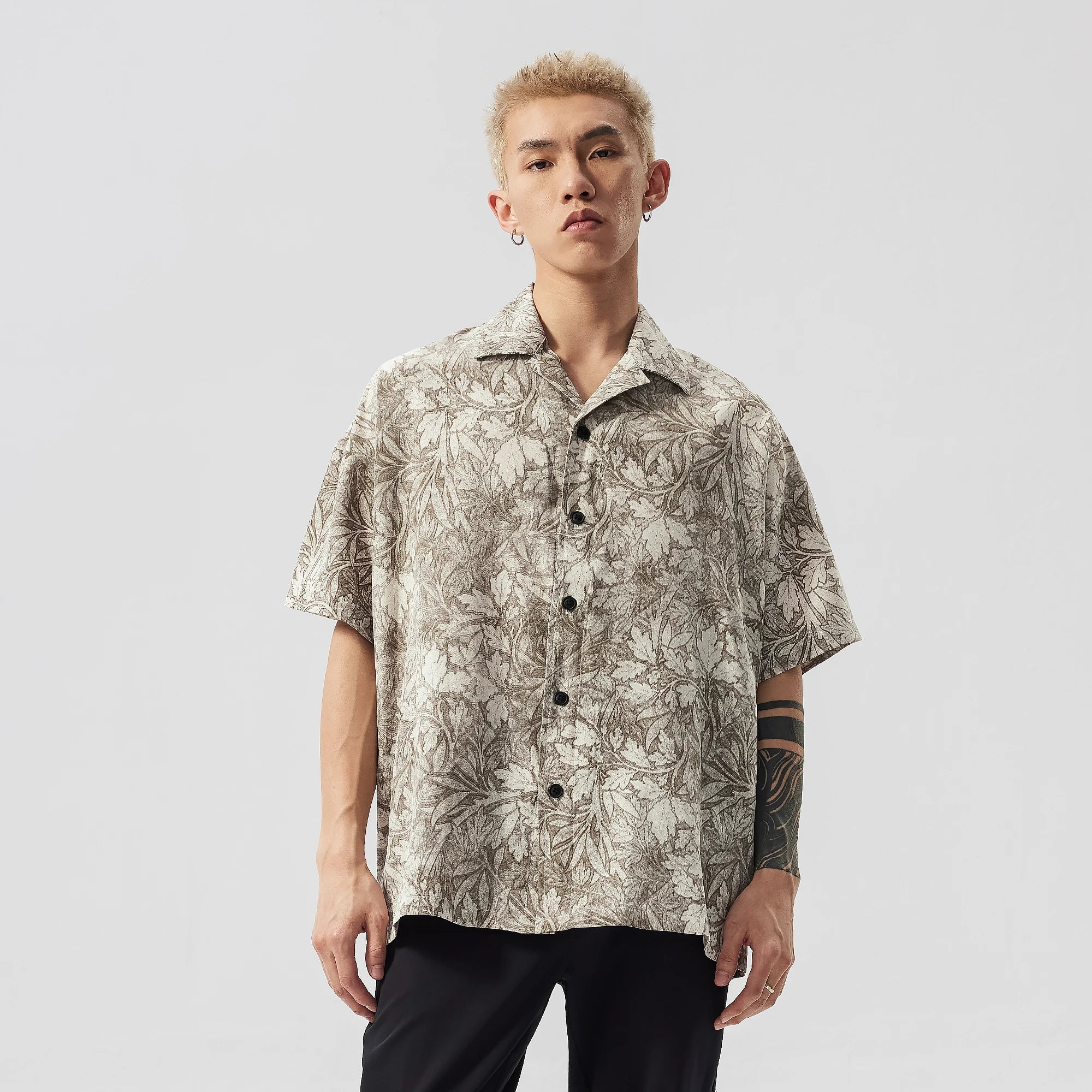 Herrenhemd im koreanischen Stil mit Blumenmuster und lockerem Revers