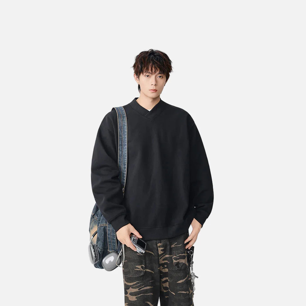 Minimalistisches Sweatshirt mit V-Ausschnitt und Label-Detail