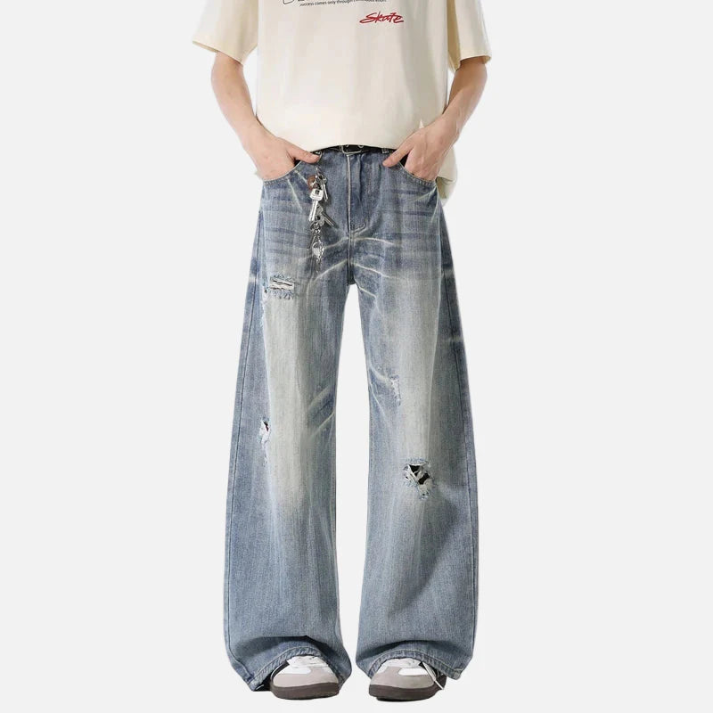 Sommer-Jeans mit Rissen und weitem Bein