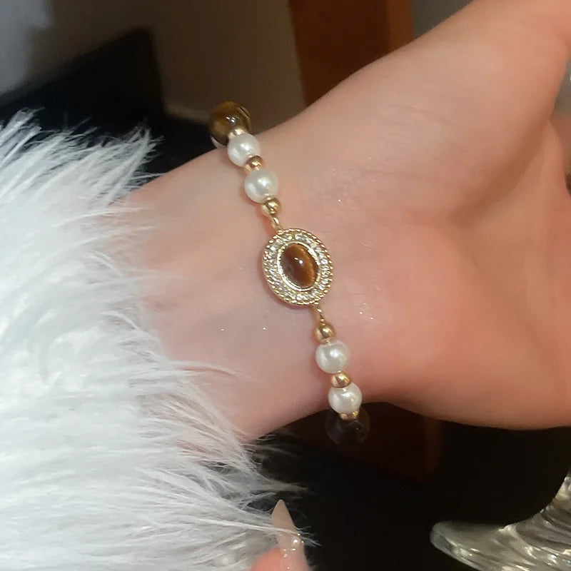 Luxuriöses Armband aus Imitationsperlen für die Feiertage