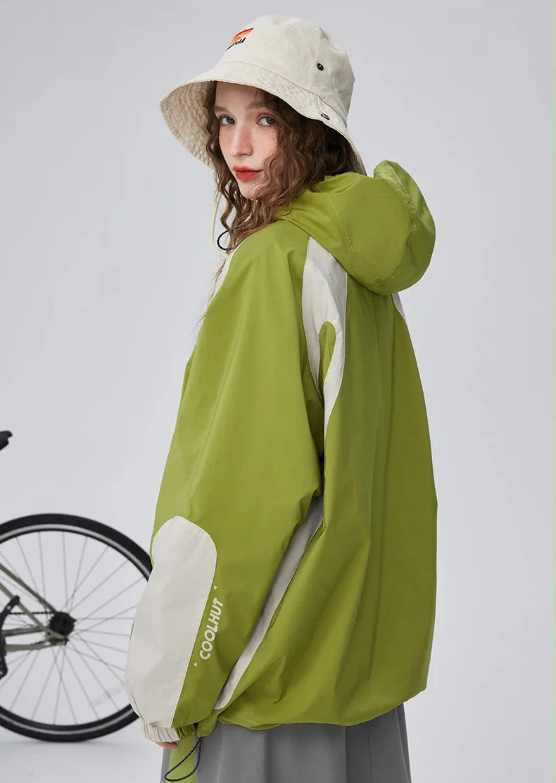 Windjacke mit Kapuze in kontrastierenden Herbstfarben