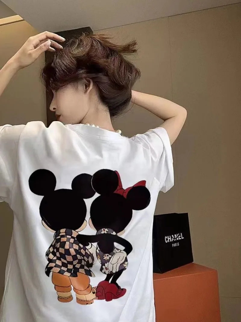 Weiches weißes Mickey-Mouse-T-Shirt mit halber Schulterpartie