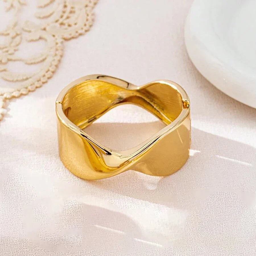 Bracelet géométrique doré audacieux