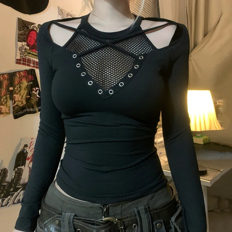 Einfarbiges, dunkles Gothic-T-Shirt mit unregelmäßigem Gittermuster