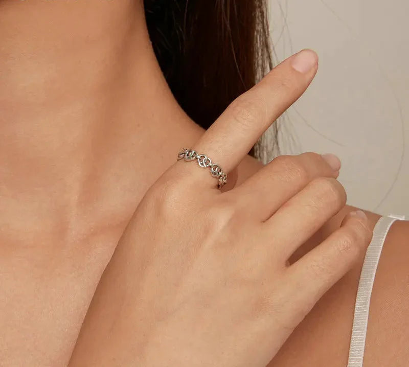 Platinring mit verschränkter Herzkette
