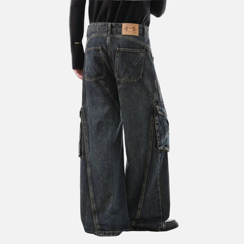 Trendige, dekonstruierte Cargo-Jeans mit weitem Bein