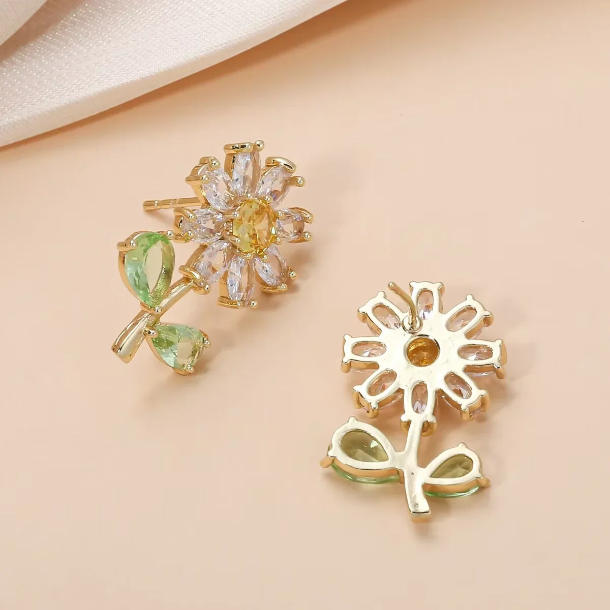 Luxuriöse Ohrstecker mit Gänseblümchen und grünem Blatt