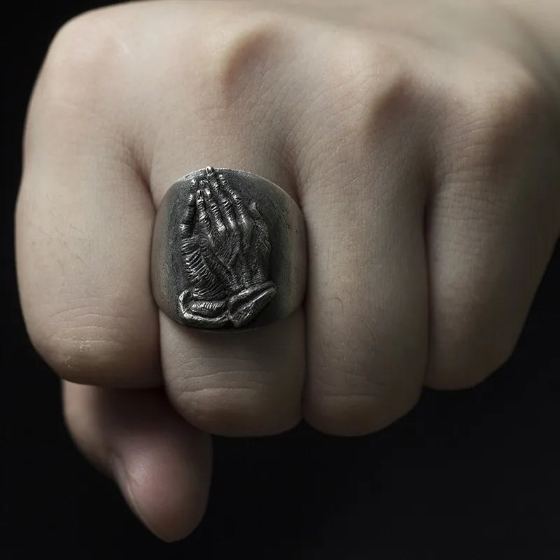 Bague vintage punk mains en prière