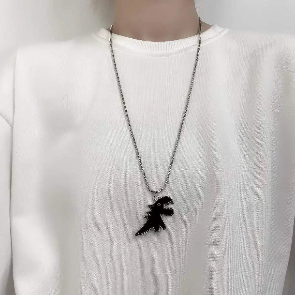 Colliers avec pendentif dinosaure noir de dessin animé