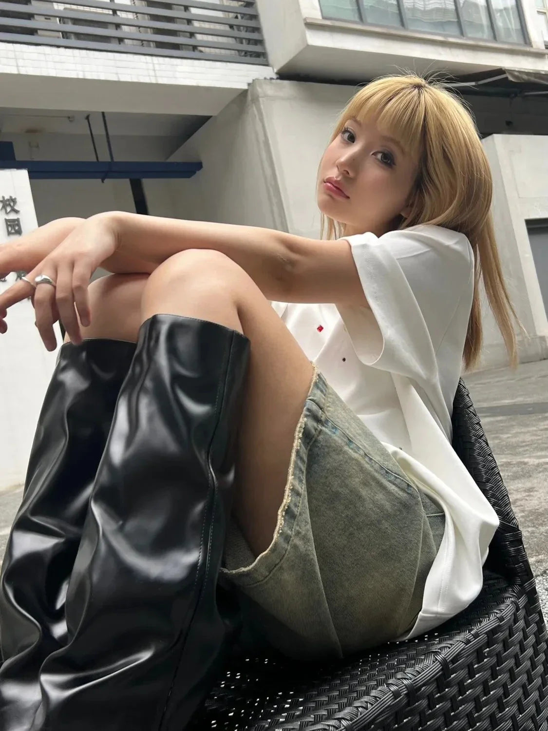 Dunkelblaue, knielange Jeansshorts im japanischen Stil