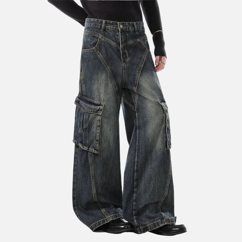 Trendige, dekonstruierte Cargo-Jeans mit weitem Bein