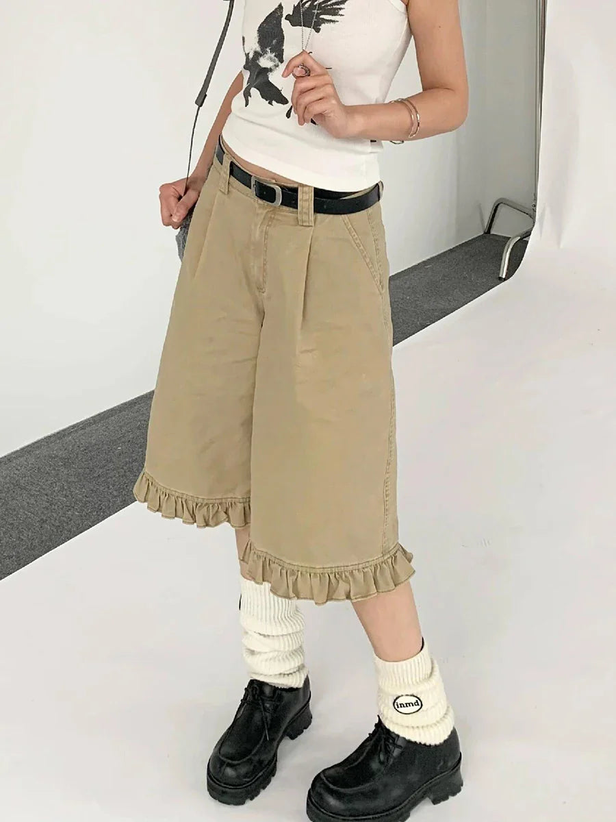 Schicke khakifarbene Rüschen-Shorts mit hohem Bund
