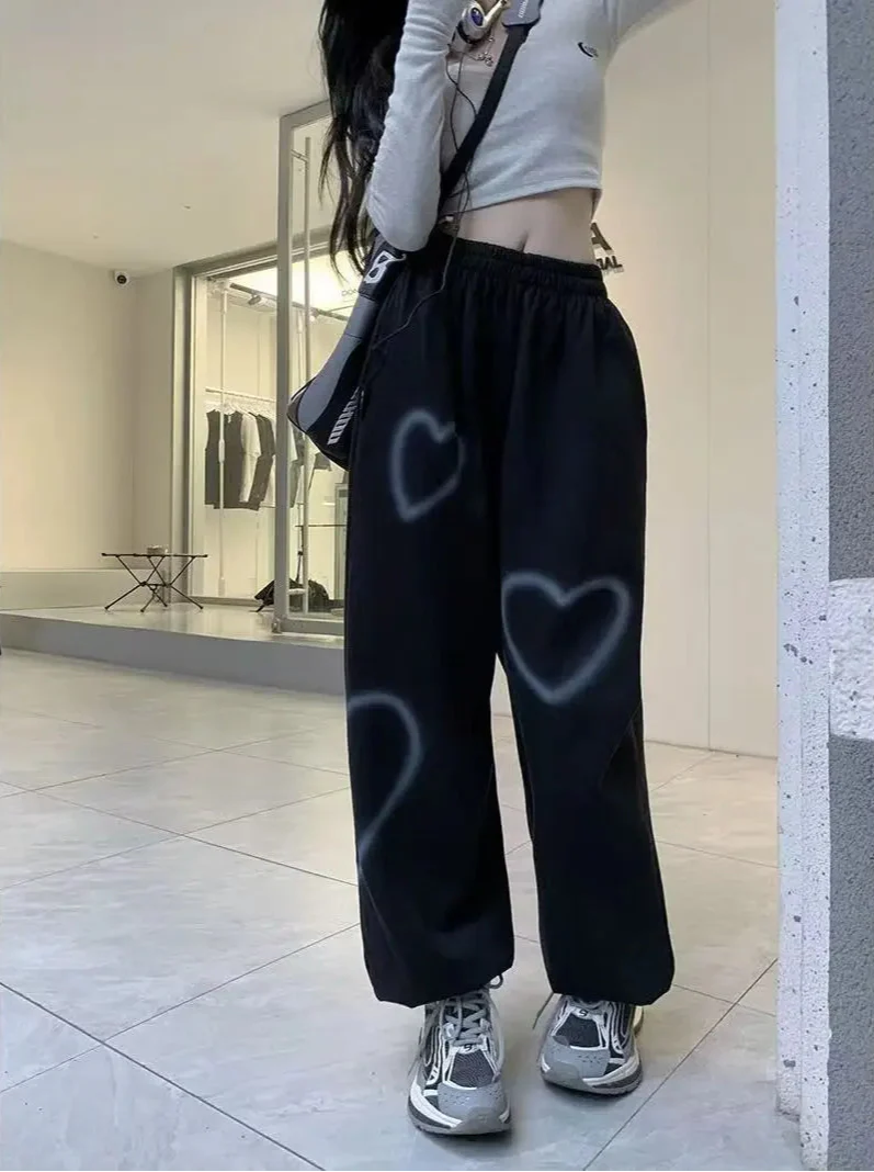 Süße, dunkel-vintage, gerade geschnittene Hose mit 3D-Herzmotiv.
