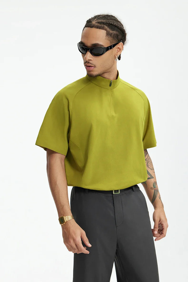Urbanes T-Shirt mit hohem Kragen und Reißverschluss