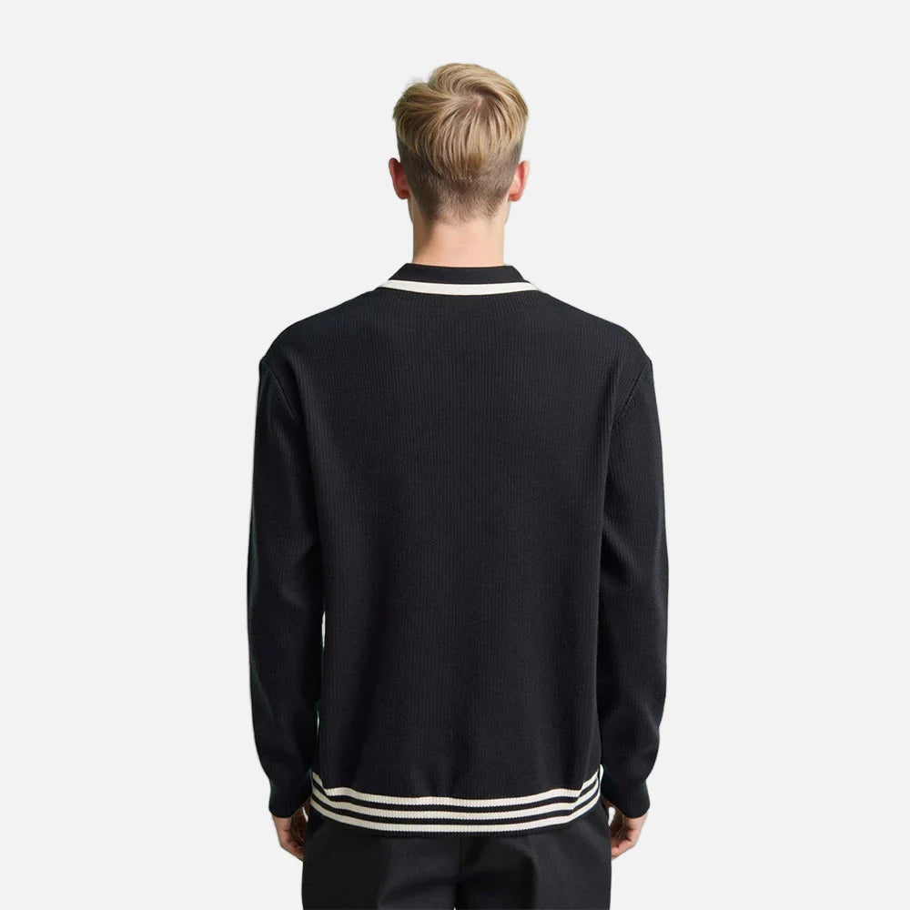 Gemütlicher, warmer, schlichter, lässiger Strickpullover
