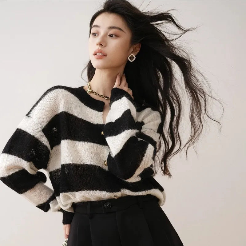 Elegante, gestreifte Strickjacke im französischen Stil mit Zierelementen