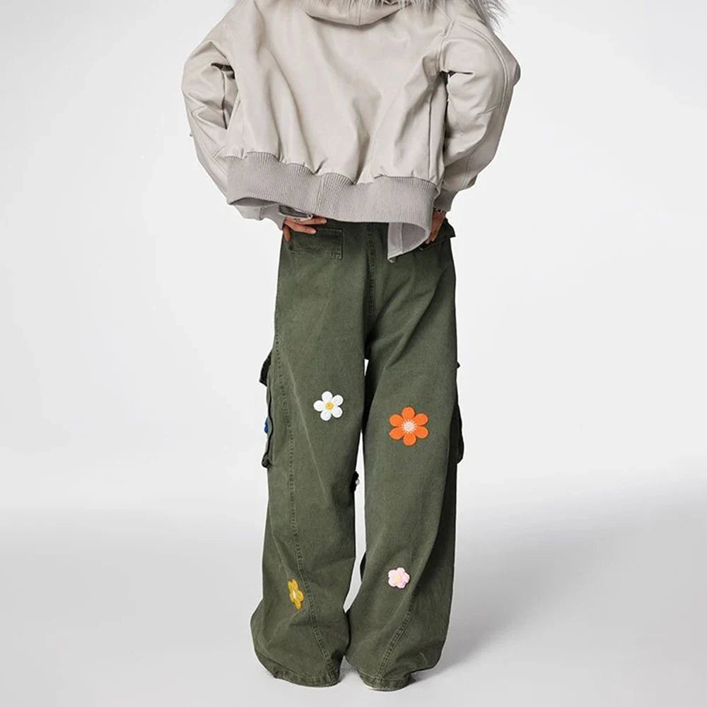 Lockere, gerade geschnittene Cargohose mit Blumenstickerei