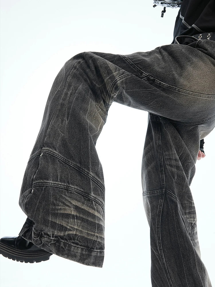 Unverwaschene, abgenutzte Schlagjeans – ein Must-have für jeden Kleiderschrank.