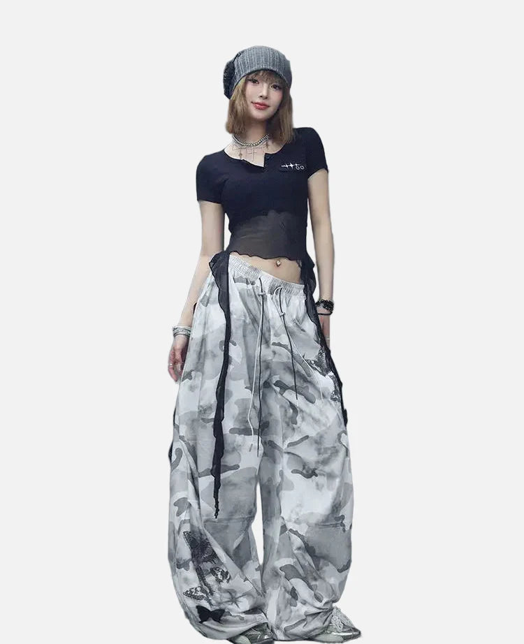 Jogginghose mit Schmetterlingsmuster und weitem Bein im Camouflage-Look