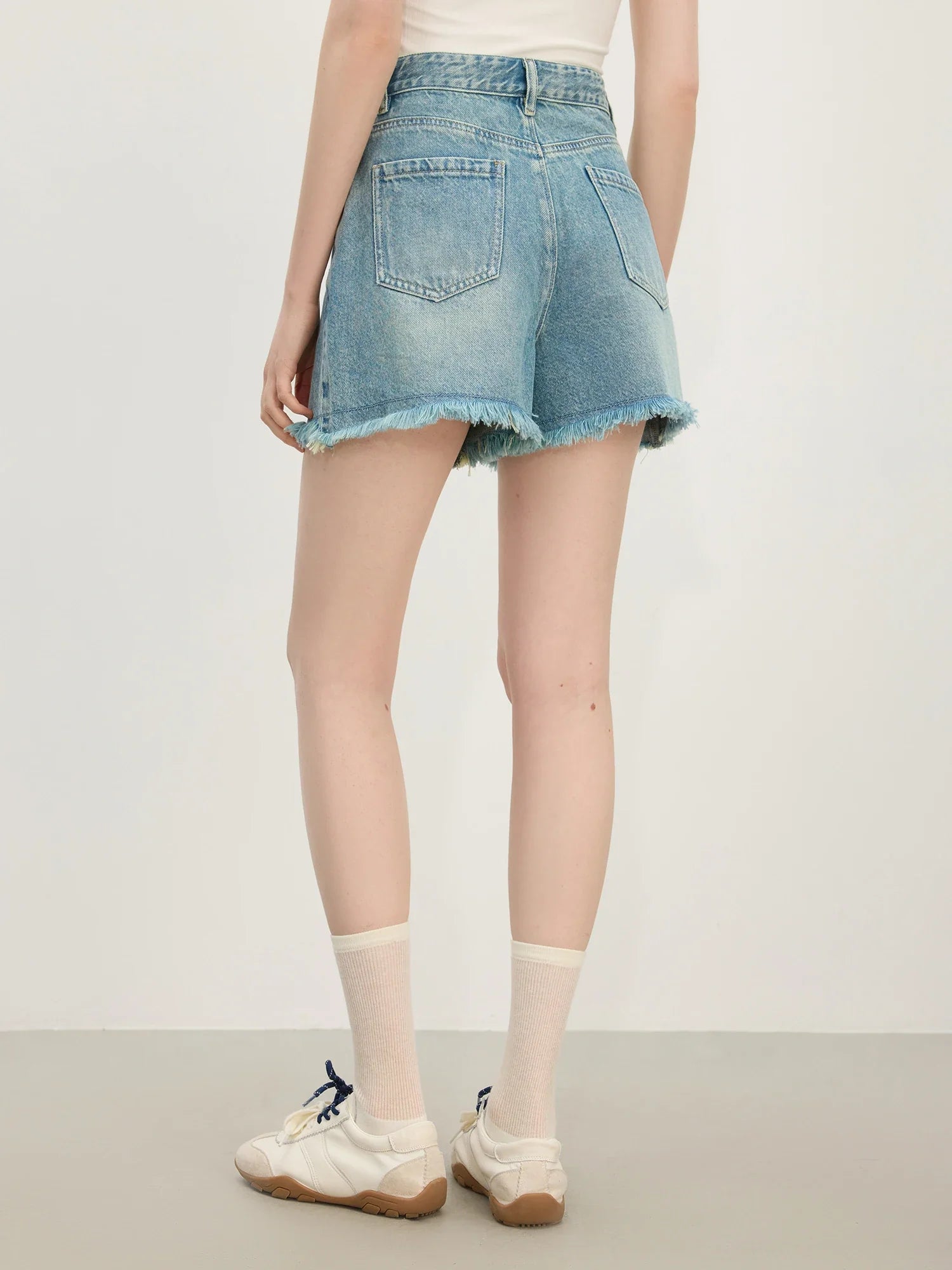 Minimalistische Jeansshorts mit offener Kante und Quasten, hoher Schnitt,