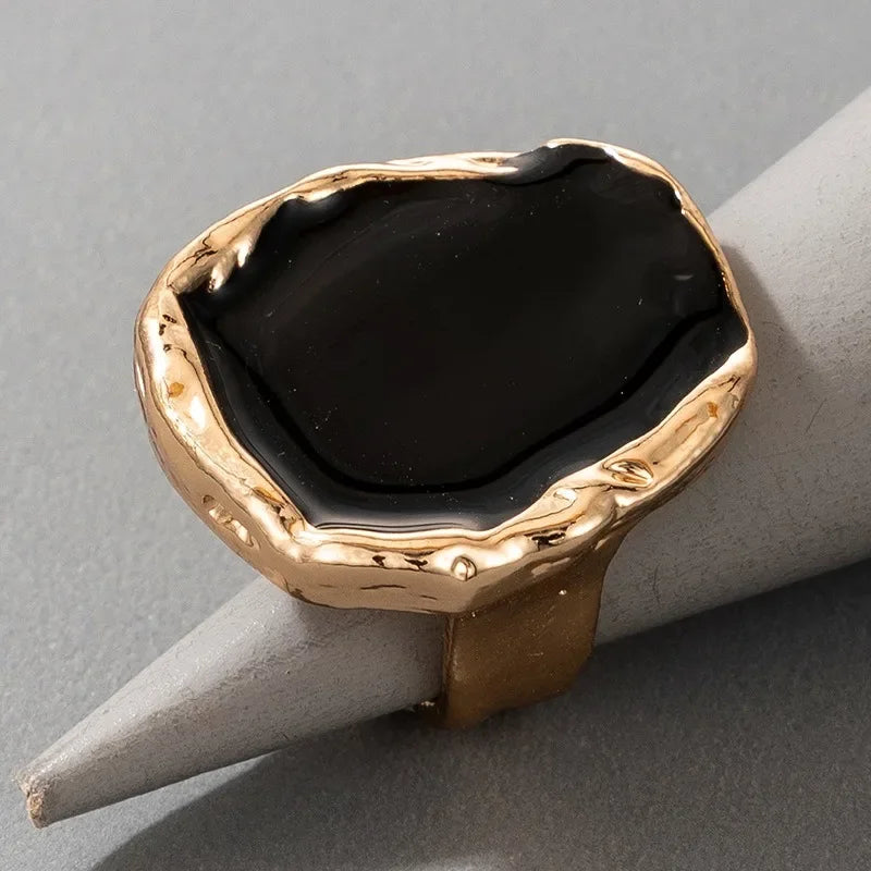 Großer schwarzer unregelmäßiger gotischer Ring