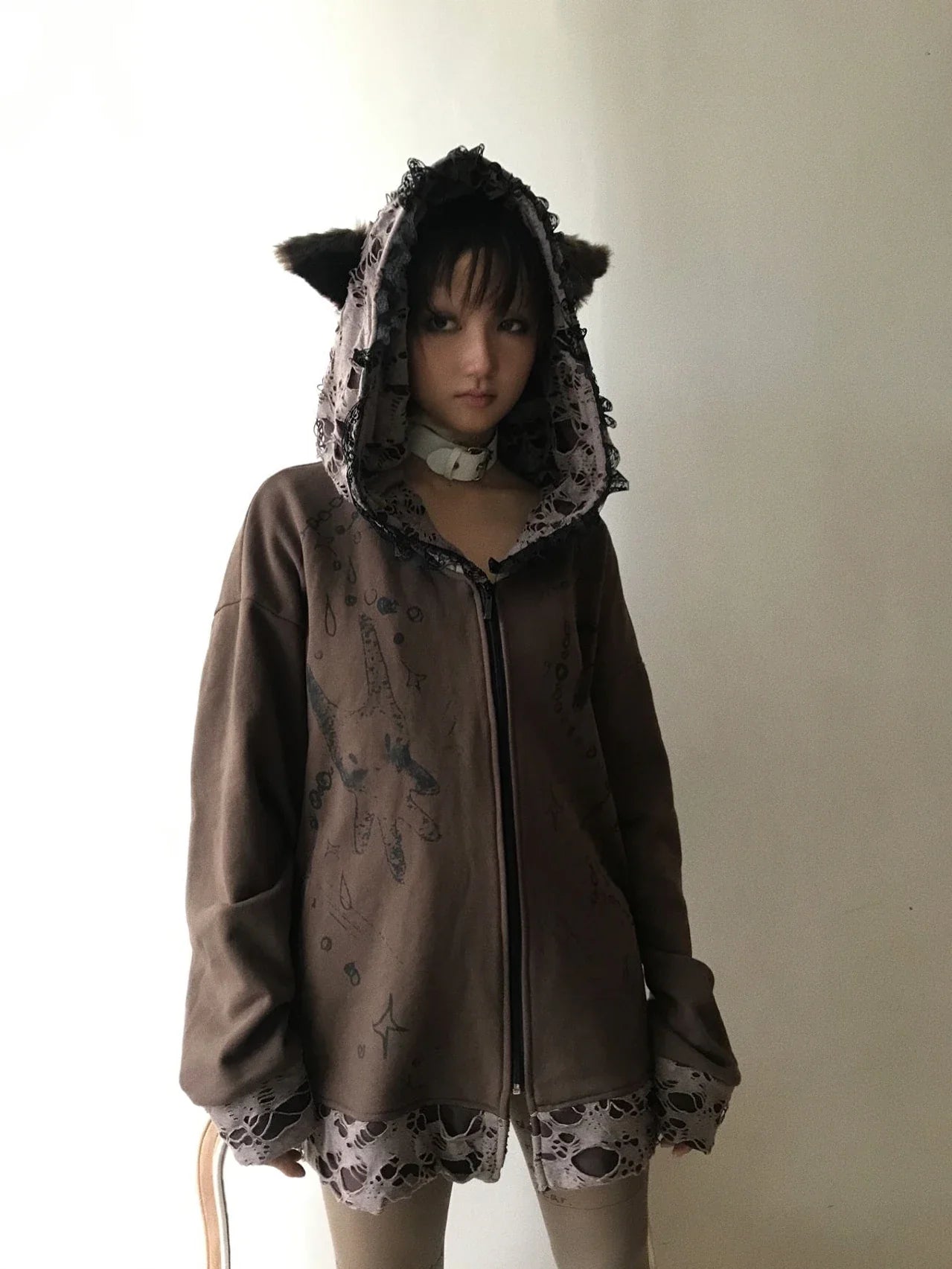 Dunkler Grunge-Hoodie mit Katzenohren und Rissen