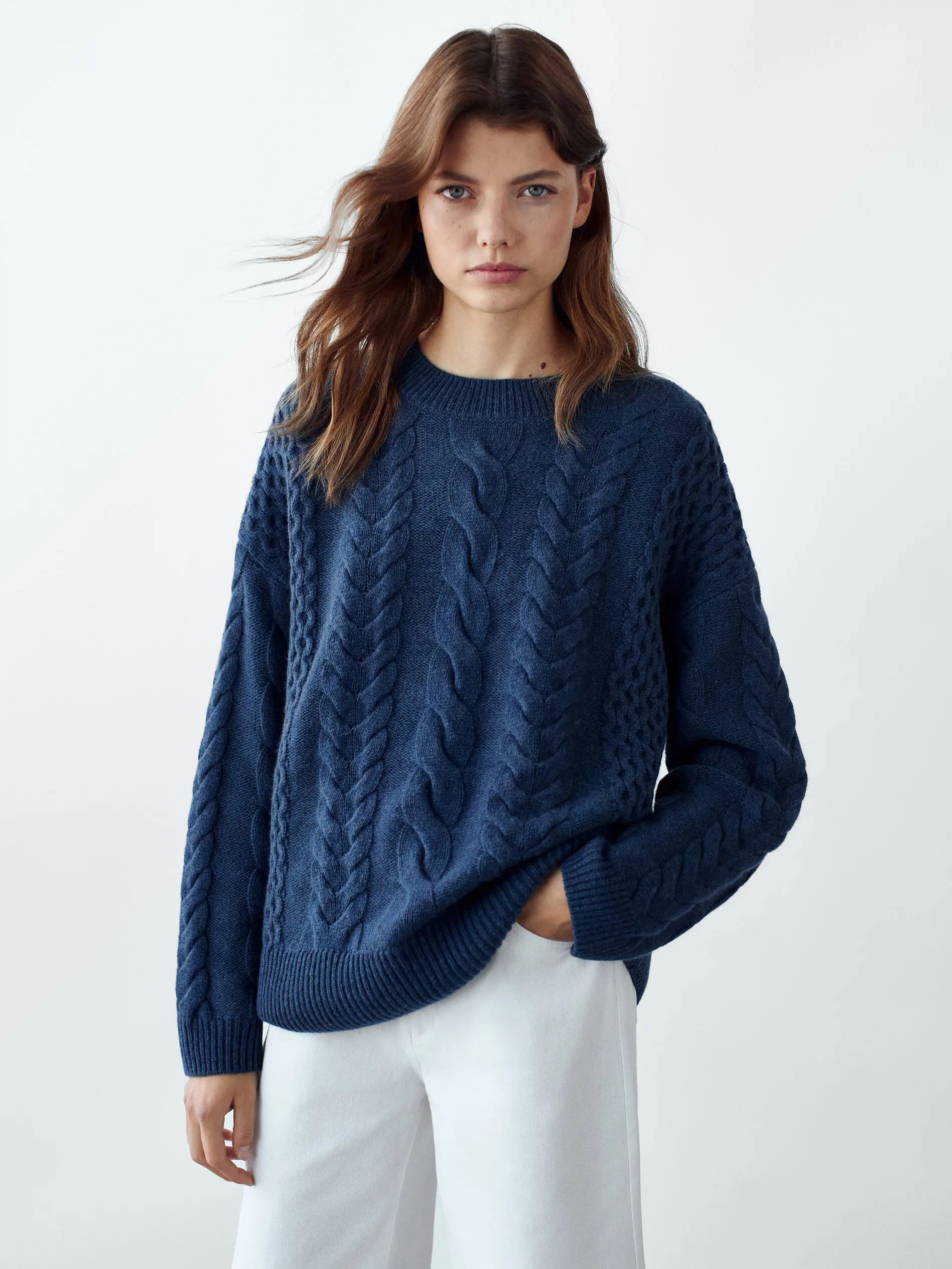 Klassischer blauer, ätherisch gestreifter Damenpullover