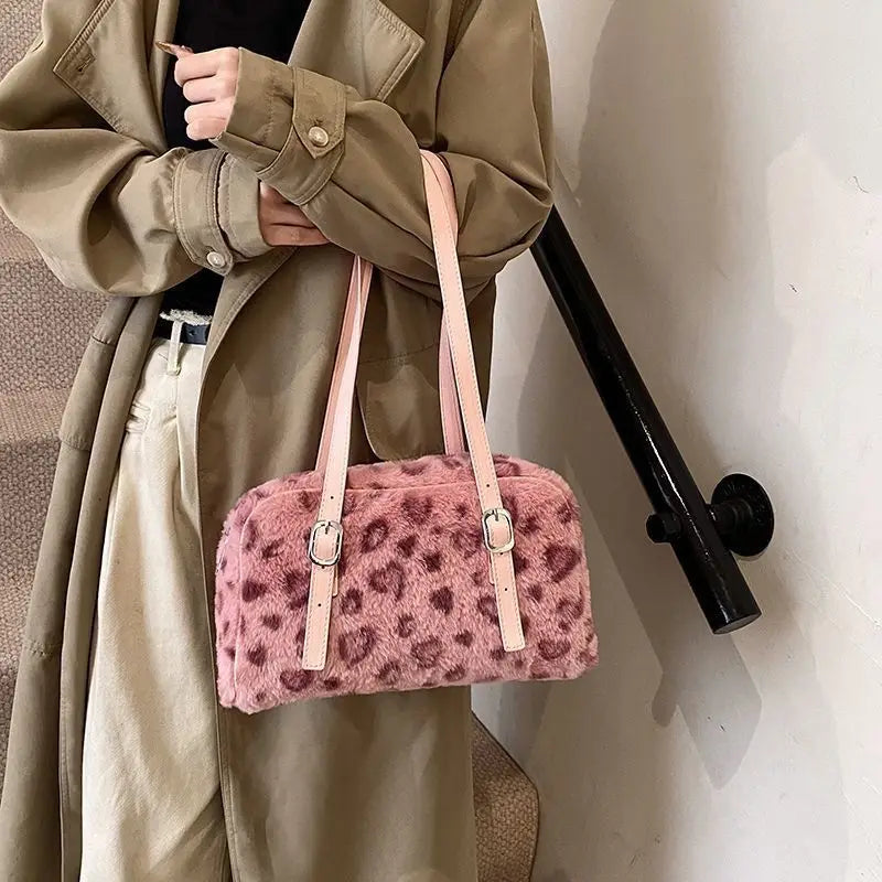 Sac bandoulière en fausse fourrure rose pâle à imprimé léopard